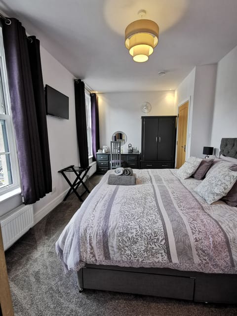 Deluxe Double or Twin Room, Ensuite | Premium bedding, individually furnished, desk, laptop workspace