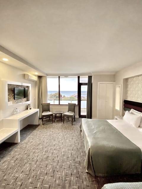 Family Room | Premium bedding, minibar, desk, laptop workspace