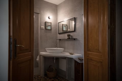 Deluxe Double Room | Bathroom | Shower, towels