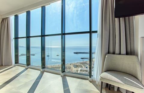 Junior Suite | Minibar, in-room safe, desk, blackout drapes