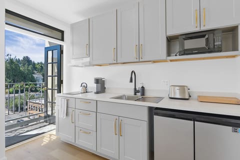 Luxury Apartment, 1 Queen Bed, City View, Annex Building | Private kitchen | Shared fridge, microwave