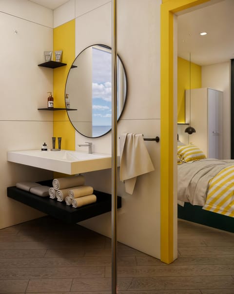 Superior Double Room, Partial Sea View | Bathroom | Shower, free toiletries, hair dryer, bidet