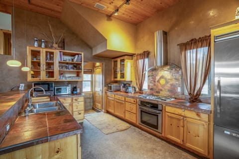 Miele cooktop, Viking fridge