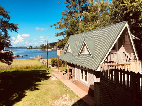 Private, stand-alone guesthouse on the waterfront!