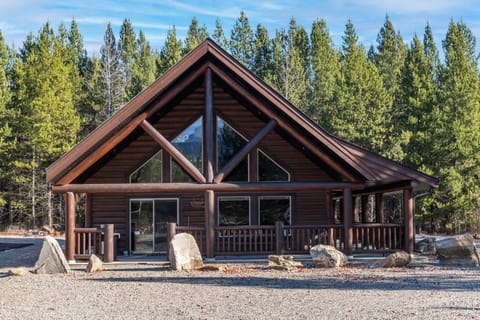 Raven Cabin Vacation Rental (1670)