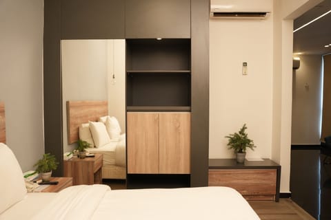 Executive Studio Suite, 1 Queen Bed | Egyptian cotton sheets, premium bedding, minibar, in-room safe