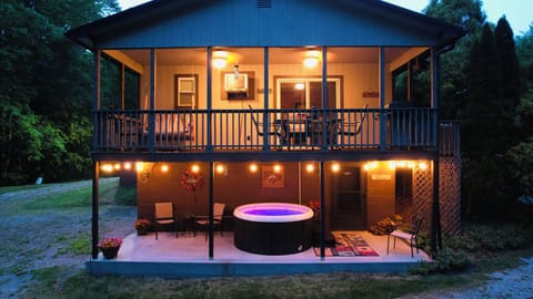 Enjoy the romantic lights & Hot Tub