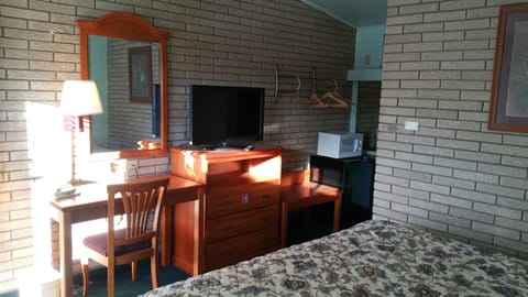 Classic Room, 1 King Bed, Non Smoking | Desk, free WiFi