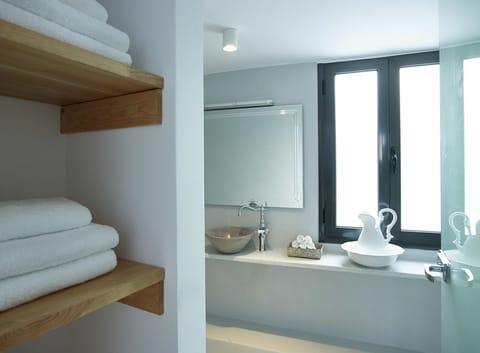 Deluxe Suite, Jetted Tub (Marco Sanudo) | Bathroom | Shower, free toiletries, hair dryer, slippers