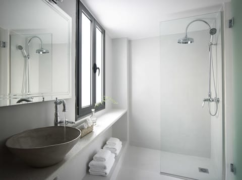 Deluxe Suite, Jetted Tub (Marco Sanudo) | Bathroom | Shower, free toiletries, hair dryer, slippers