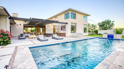 Gorgeous pool & spa w/ large patio, luxury loungers, outdoor kitchen & games