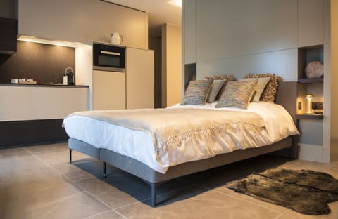 Superior Studio | Premium bedding, free minibar items, in-room safe