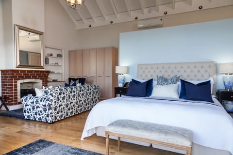 Premier Suite | 1 bedroom, premium bedding, minibar, in-room safe