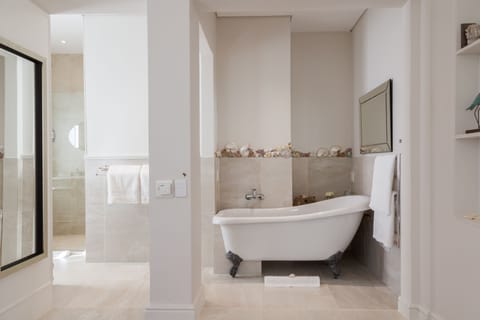 Suite (Courtyard) | Bathroom | Separate tub and shower, deep soaking tub, rainfall showerhead