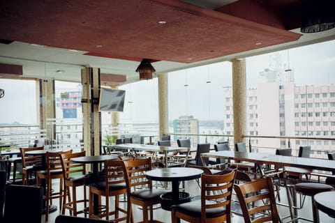 2 restaurants; breakfast, lunch, and dinner served