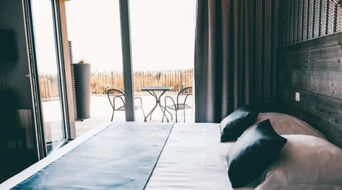 Double Room, 1 Double Bed, Non Smoking, Sea View | In-room safe, individually decorated, individually furnished, desk