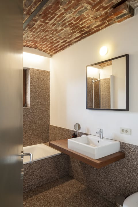 Eco-friendly toiletries, hair dryer, towels