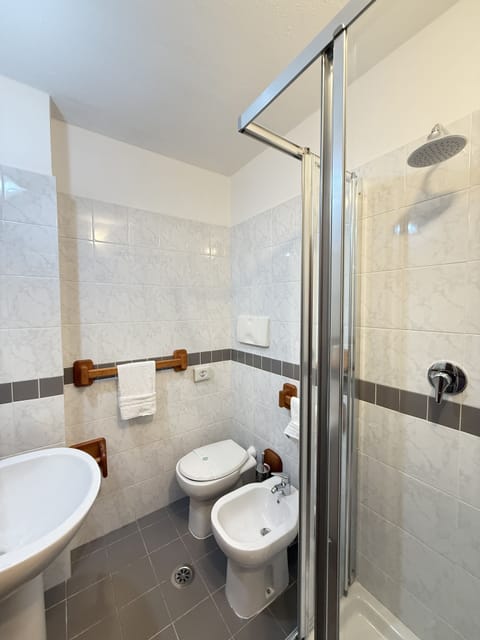 Shower, rainfall showerhead, free toiletries, bidet