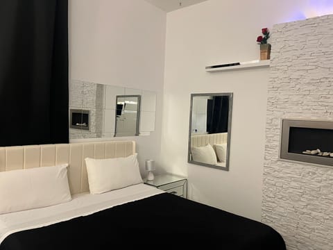 Deluxe Double Room, 1 Double Bed, Sea View, Sea Facing | Blackout drapes, iron/ironing board, cribs/infant beds, free WiFi