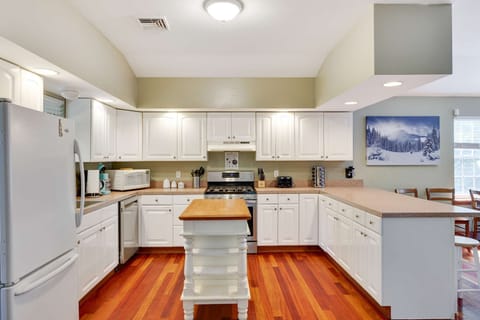 Gigantic kitchen with peninsula bar, island, new dishwasher and new gas range!