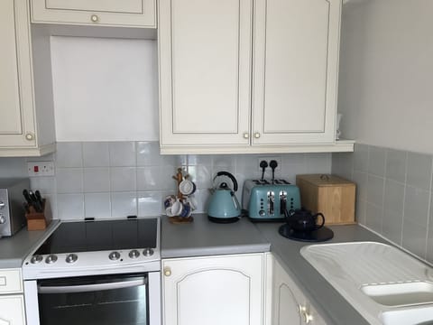 well equipped Kitchen: Oven, microwave toaster, dishwasher, blender, kettle.