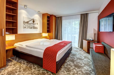 Standard Room, Balcony | Premium bedding, in-room safe, soundproofing, free WiFi