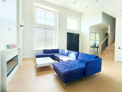 Elite Double Room, 1 Queen Bed | Living area | 32-inch TV with cable channels, heated floors