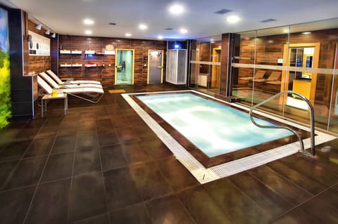 Indoor spa tub