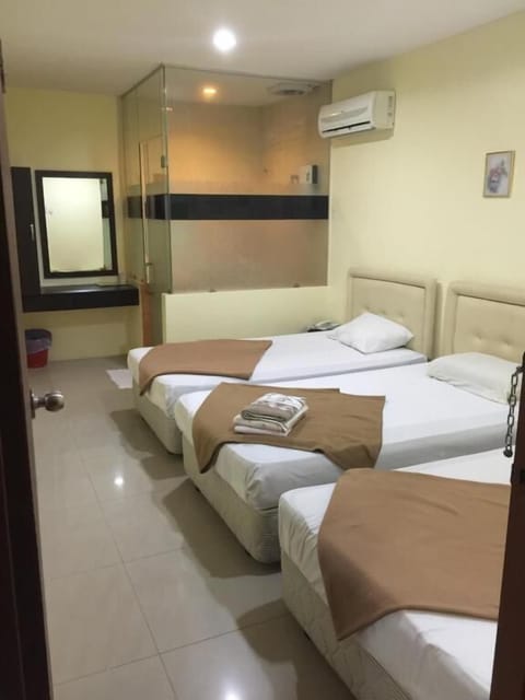 Family Room | Desk, WiFi (free), bed sheets