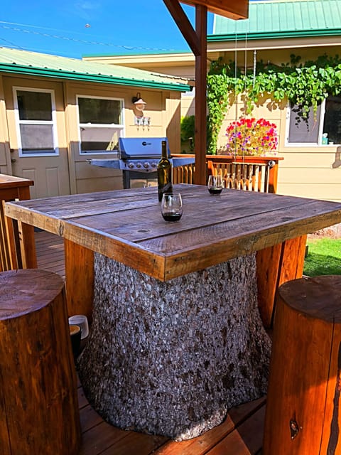 Cutthroat Cabin private deck seating area