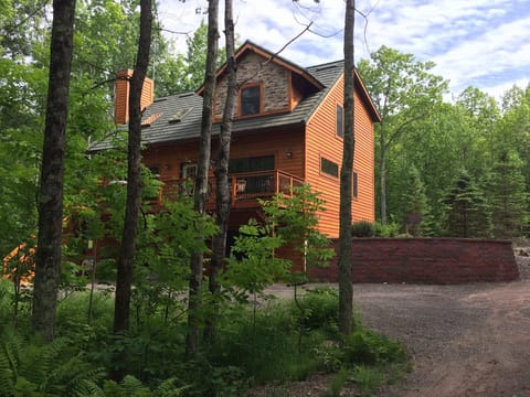 Wood Haven Lodge--Summer or winter, a great place to stay!