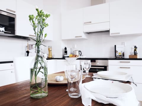 Full-size fridge, microwave, oven, stovetop