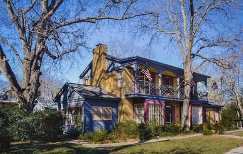 #BolivarPlace is blocks away from TWU and the square