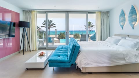 Deluxe Suite (Blue Ocean) | Premium bedding, in-room safe, blackout drapes, soundproofing
