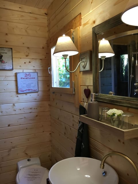 Romantic Cabin | Bathroom | Shower, free toiletries, hair dryer, towels