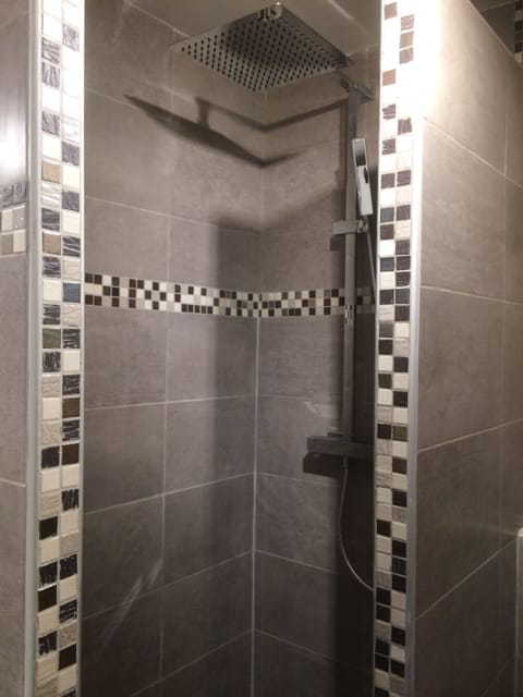 Triple room, private bathroom - Free Parking | Bathroom shower