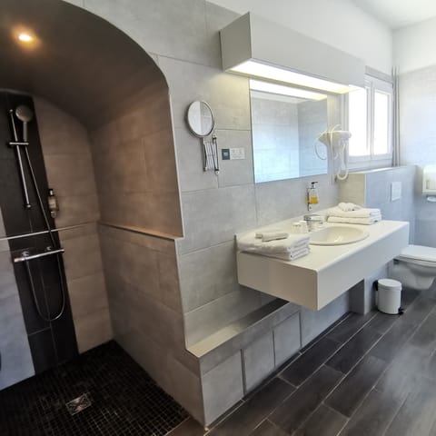 Quadruple Room | Bathroom | Free toiletries, hair dryer, towels