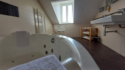 Quintuple Room Balneo | Bathroom | Free toiletries, hair dryer, towels