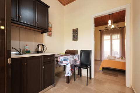 Fridge, oven, stovetop, coffee/tea maker