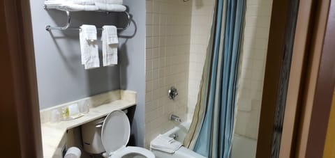 Standard Room, 2 Queen Beds (2 Queen Beds Non Smoking) | Bathroom | Deep soaking tub, free toiletries, towels