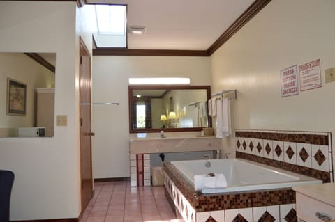 Deluxe Room, 1 King Bed | Jetted tub