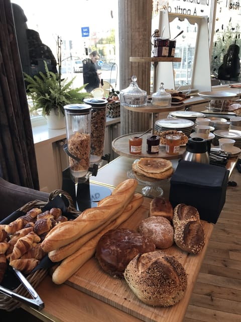 Daily continental breakfast (EUR 15 per person)
