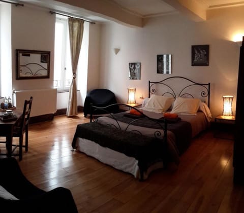 Double Room (Esclarmonde) | Desk, soundproofing, iron/ironing board, free WiFi