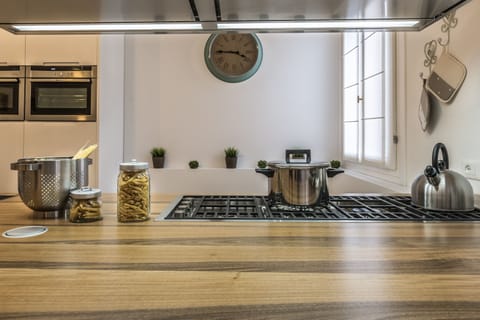 Full-size fridge, microwave, oven, stovetop