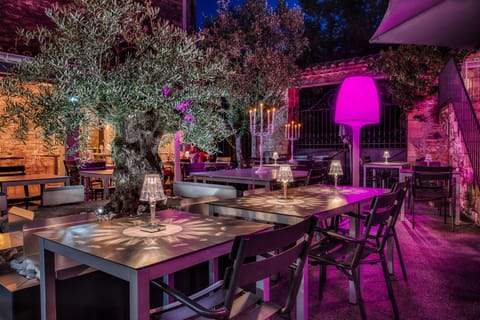 Lunch and dinner served, French cuisine