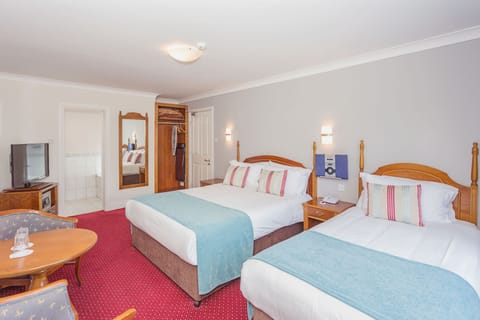 Triple Room | Desk, iron/ironing board, bed sheets