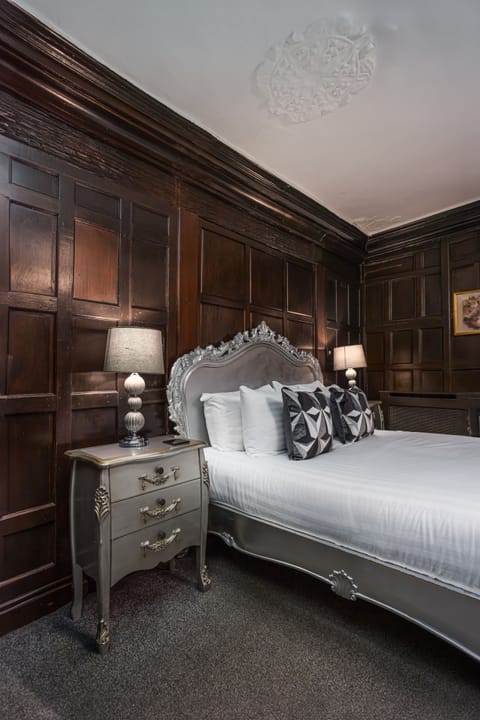 Luxury Double Room | Iron/ironing board, free WiFi, bed sheets