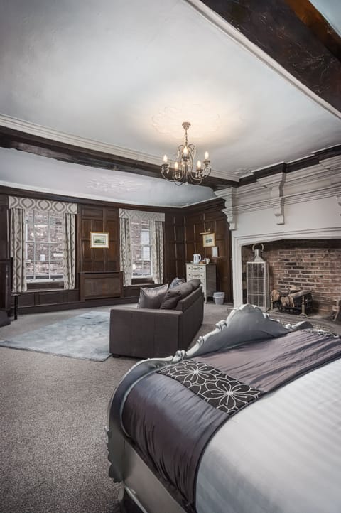 Luxury Double Room | Iron/ironing board, free WiFi, bed sheets