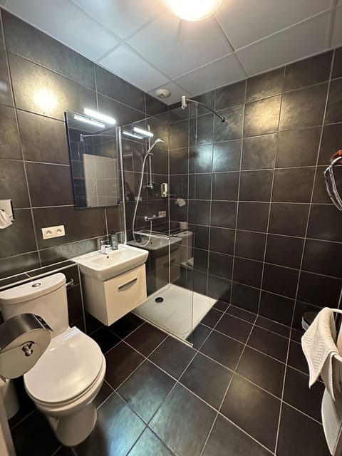 Comfort Double Room | Bathroom | Hair dryer, towels
