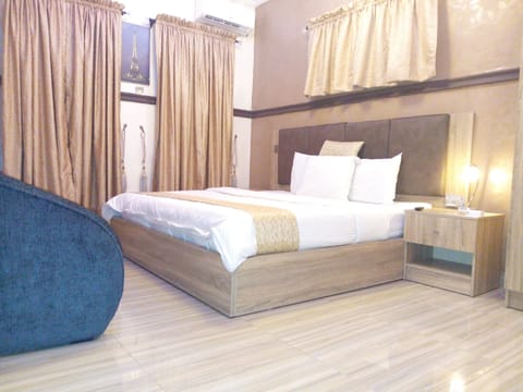 Royal Double Room | Minibar, in-room safe, desk, iron/ironing board